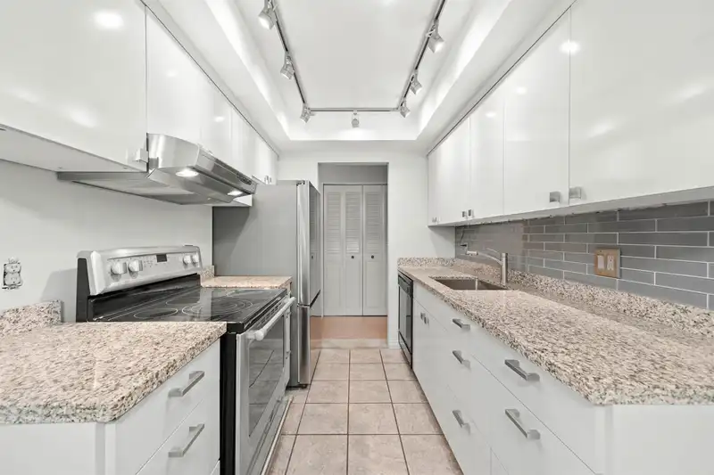 306 6660 BUSWELL STREET - photo 3 of 13