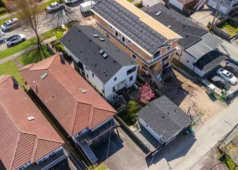 2047 E 51 AVENUE - photo 3 of 25