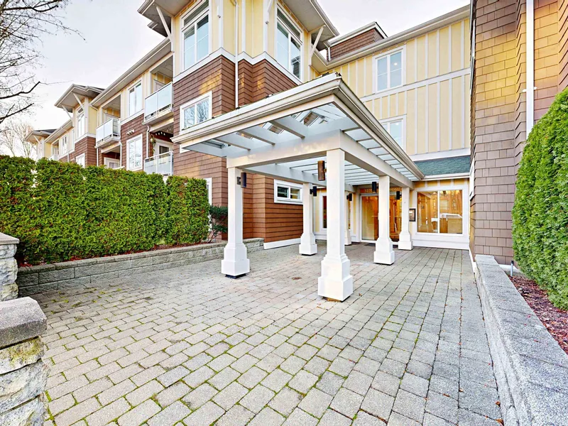 207 1375 VIEW CRESCENT - photo 4 of 25