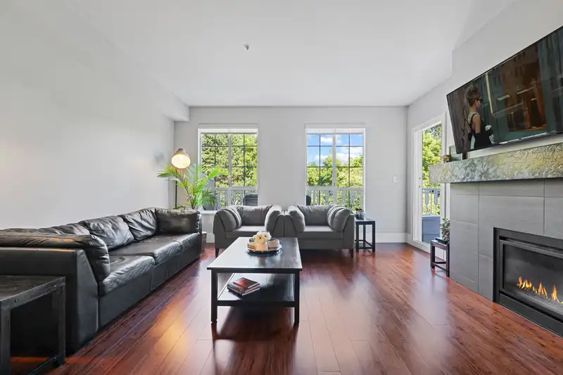 331 5835 HAMPTON PLACE - photo 2 of 33