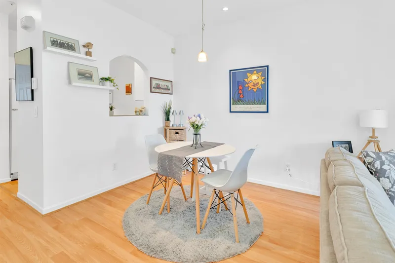 56 2422 HAWTHORNE AVENUE - photo 2 of 24