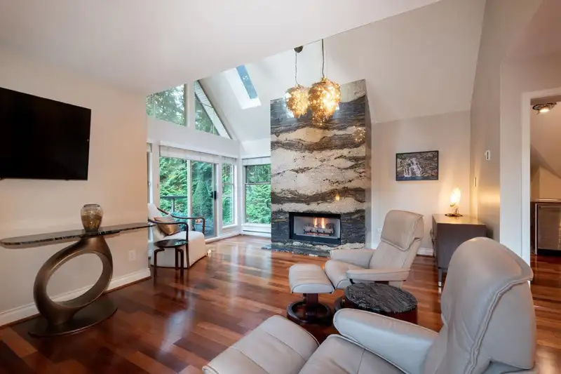 401 180 RAVINE DRIVE - photo 1 of 38
