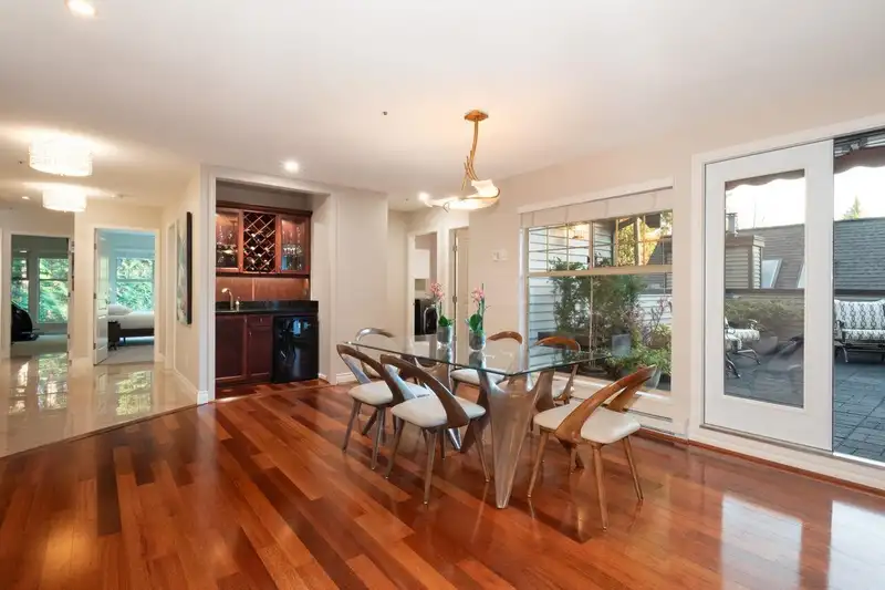 401 180 RAVINE DRIVE - photo 4 of 38