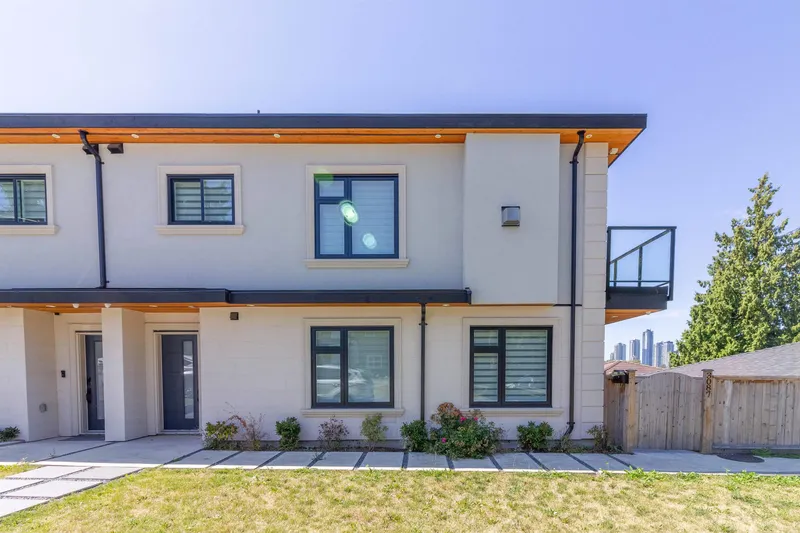 3087 ROYAL OAK AVENUE - photo 1 of 25