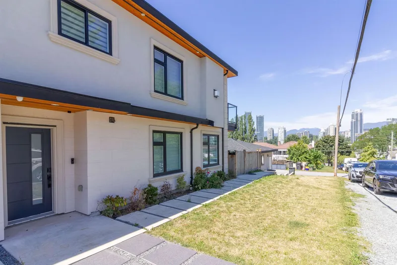 3087 ROYAL OAK AVENUE - photo 2 of 25