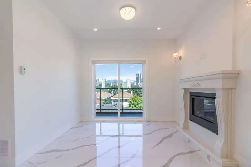 3087 ROYAL OAK AVENUE - photo 4 of 25