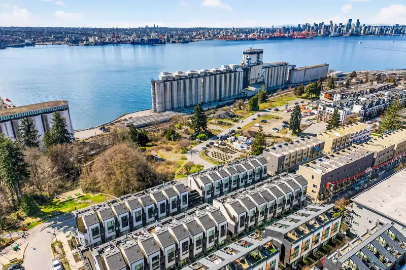 225 650 E 2ND STREET - photo 2 of 25