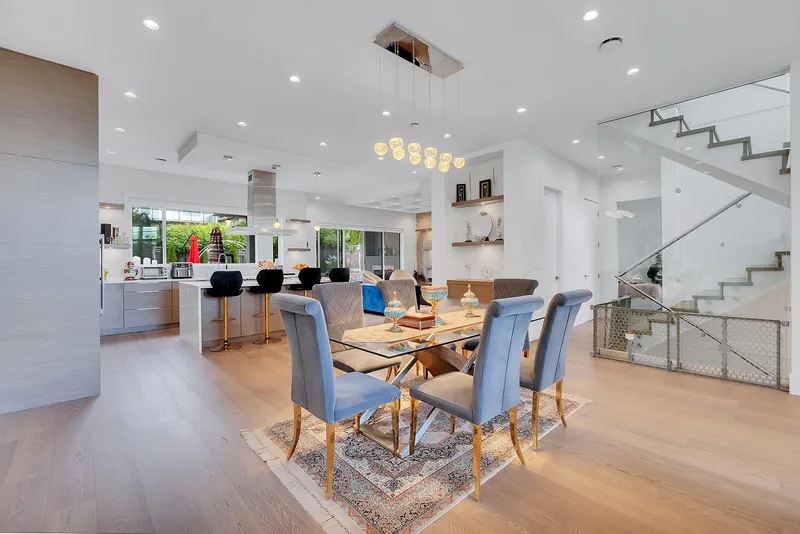 440 W QUEENS ROAD - photo 4 of 25