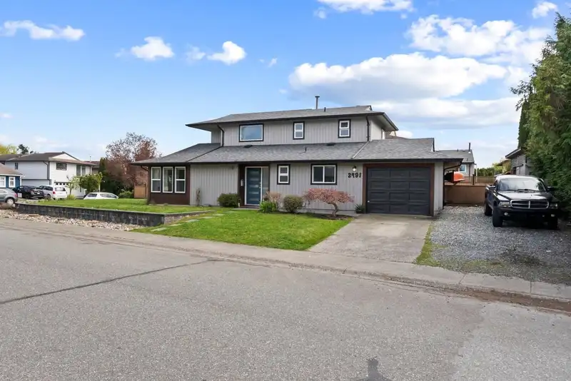 2491 WAYBURNE CRESCENT - photo 1 of 39