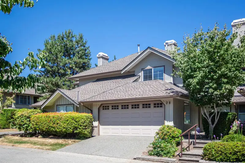 28 15860 82 AVENUE - photo 1 of 25