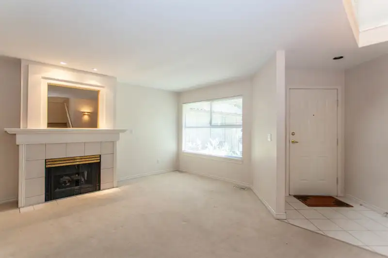28 15860 82 AVENUE - photo 2 of 25