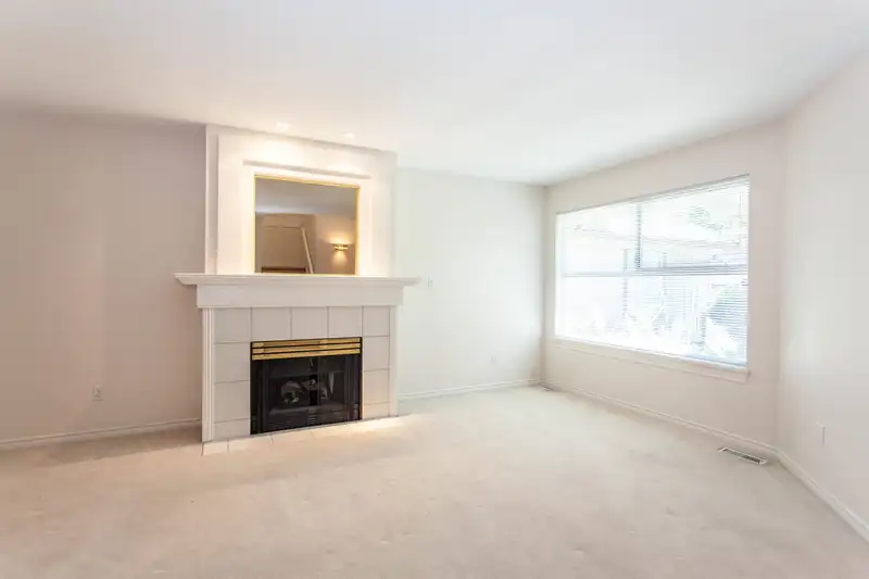 28 15860 82 AVENUE - photo 3 of 25