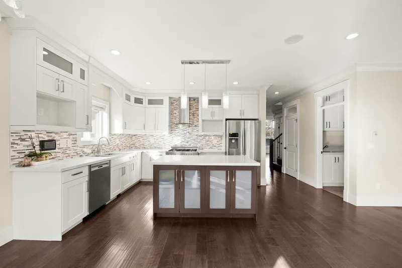 7028 BROADWAY - photo 2 of 25