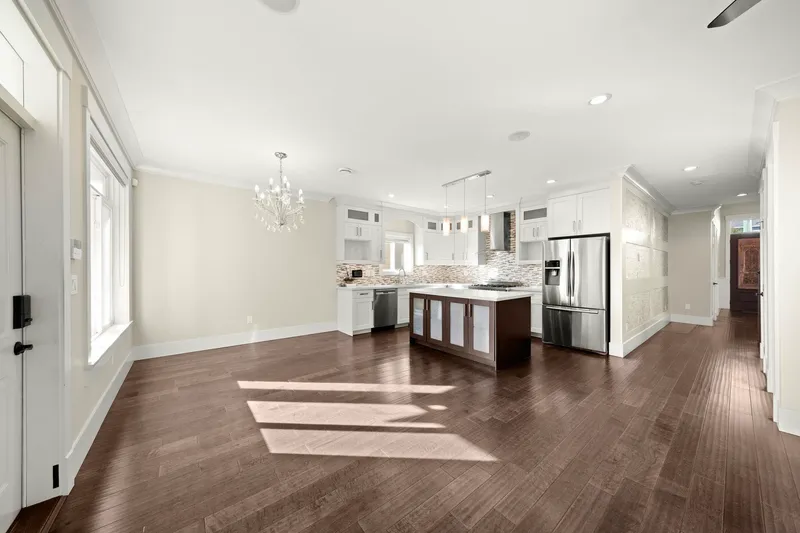 7028 BROADWAY - photo 4 of 25