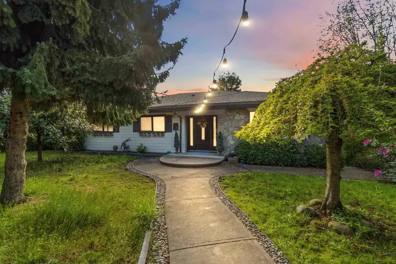 140 E EIGHTH AVENUE - photo 1 of 40