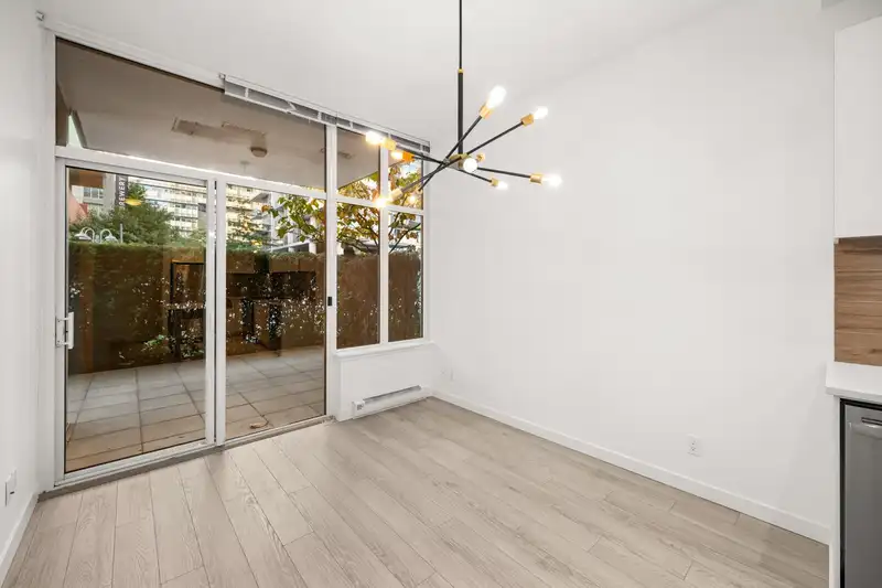 102 200 NELSON'S CRESCENT - photo 2 of 33
