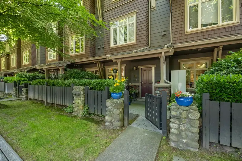 132 600 PARK CRESCENT - photo 1 of 27