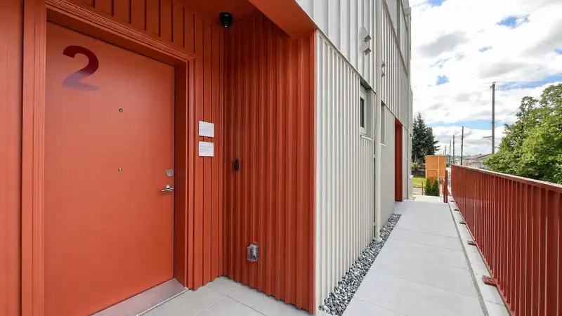 2 2915 E 5TH AVENUE - photo 3 of 26