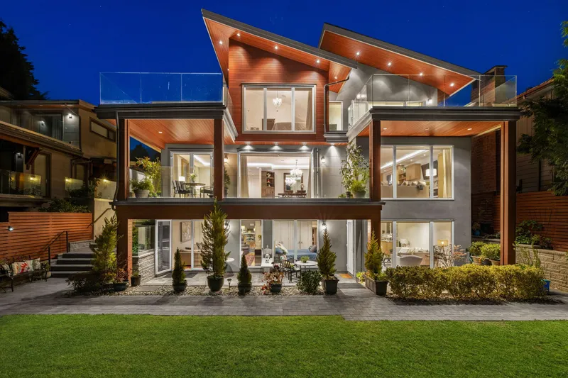 2449 KINGS AVENUE - photo 1 of 25