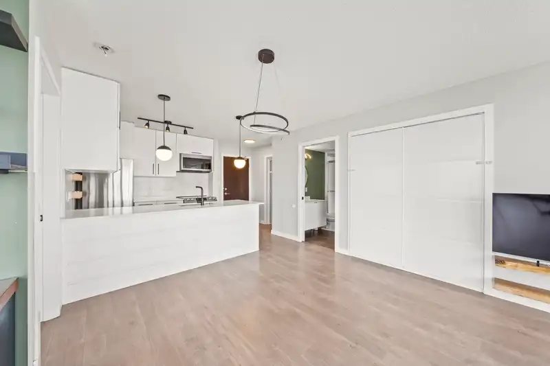 2202 689 ABBOTT STREET - photo 4 of 40
