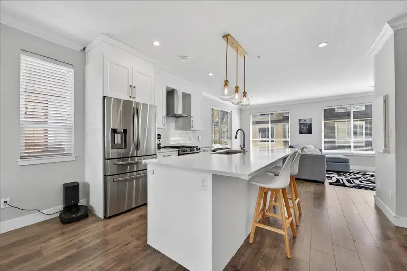 25 430 DUNCAN STREET - photo 4 of 38