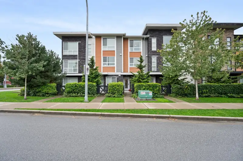 15 20857 77A AVENUE - photo 2 of 21