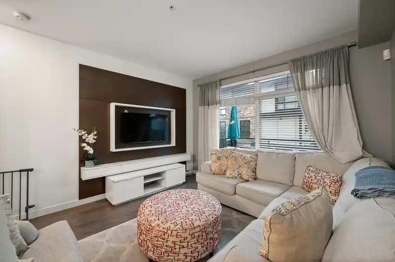 15 20857 77A AVENUE - photo 4 of 21