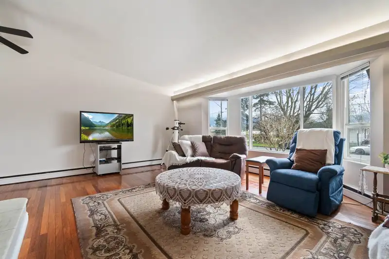 45715 BERKELEY AVENUE - photo 4 of 38
