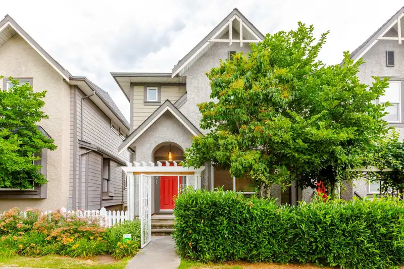 21081 80 AVENUE - photo 1 of 40
