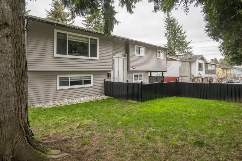 12755 104 AVENUE - photo 3 of 37