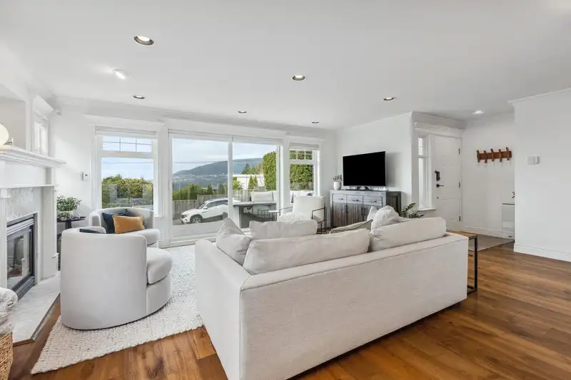 3686 CARNARVON AVENUE - photo 4 of 40