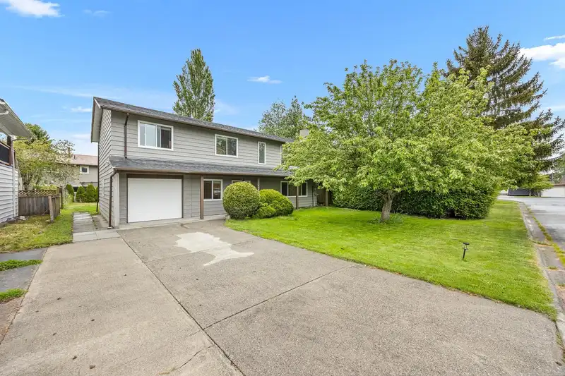 6043 45 AVENUE - photo 1 of 38