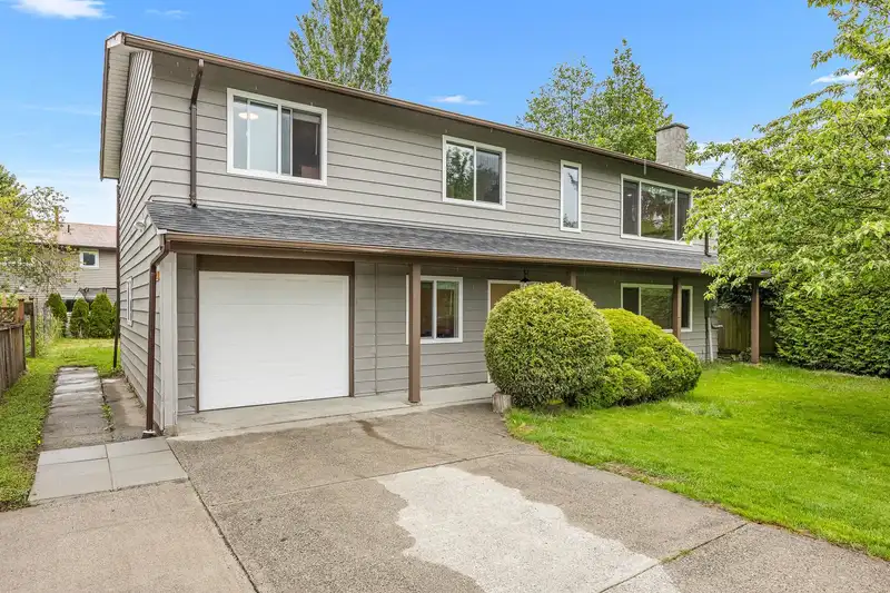 6043 45 AVENUE - photo 2 of 38