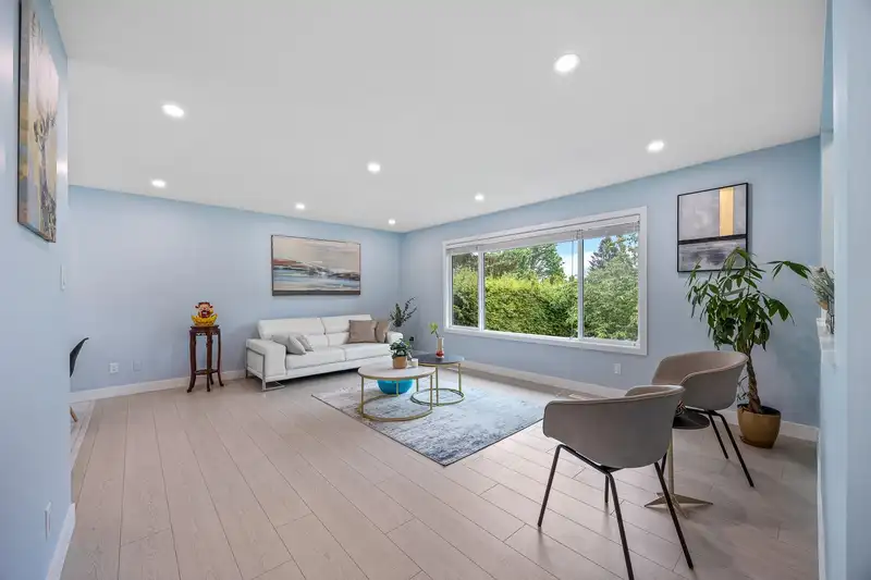 6043 45 AVENUE - photo 4 of 38