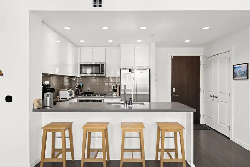 208 277 W 1ST STREET - photo 2 of 25