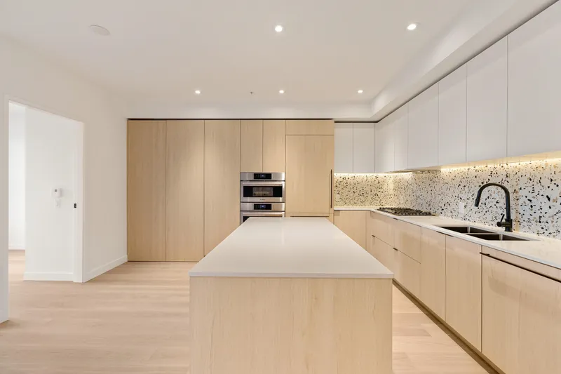 520 2471 ST GEORGE STREET - photo 3 of 25