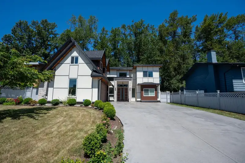12973 GLENGARRY CRESCENT - photo 1 of 37