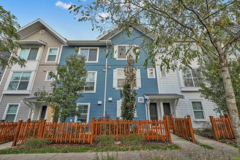 43 20451 84 AVENUE - photo 1 of 25