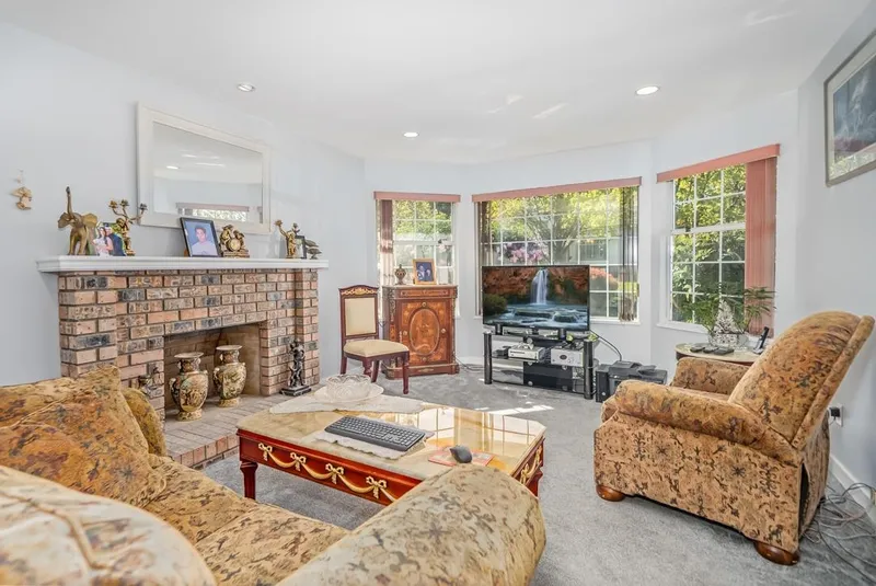 15719 91A AVENUE - photo 3 of 25