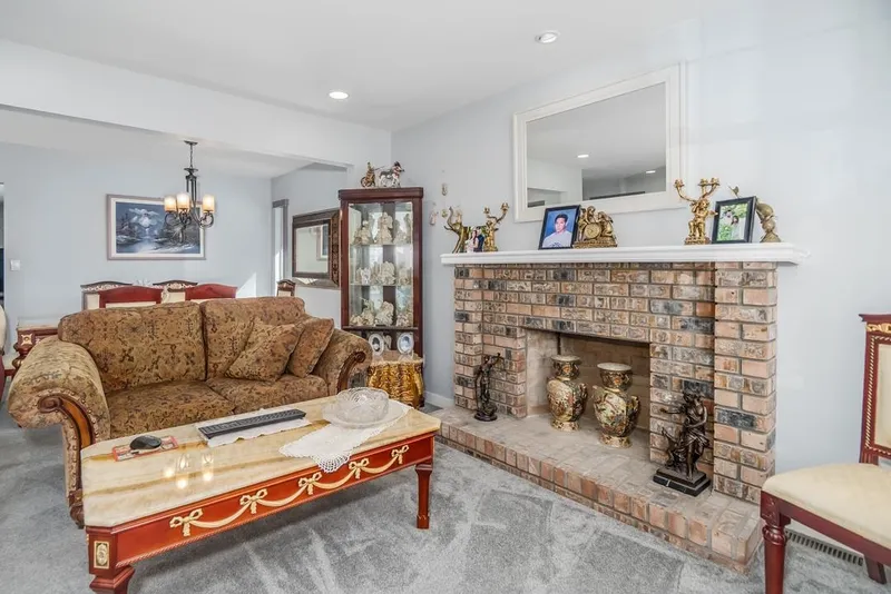 15719 91A AVENUE - photo 4 of 25