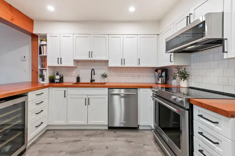 102 1055 W 13TH AVENUE - photo 4 of 30