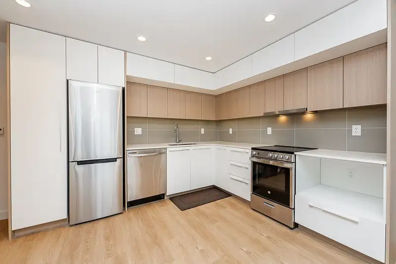 512 9888 UNIVERSITY CRESCENT - photo 2 of 27