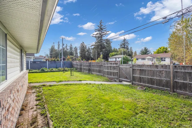 6470 128 STREET - photo 4 of 15