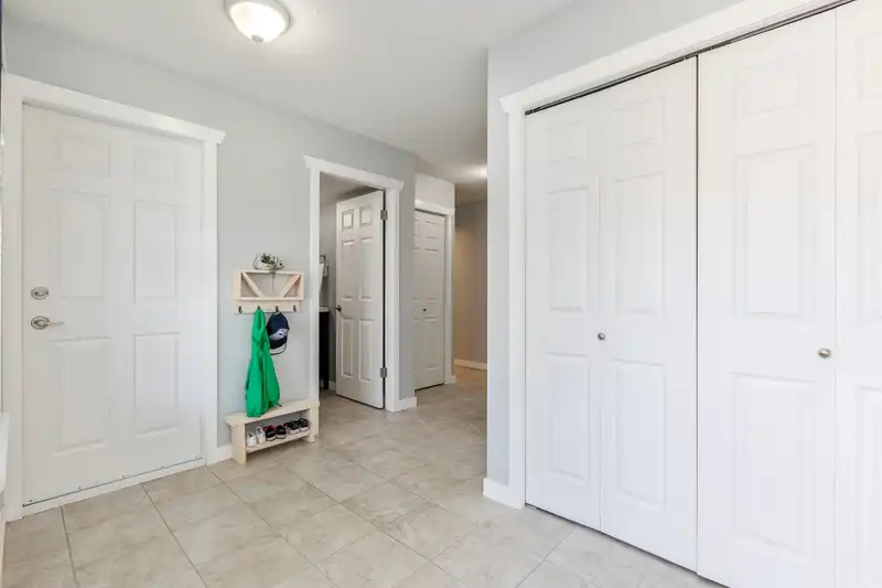 112 16335 14 AVENUE - photo 2 of 29