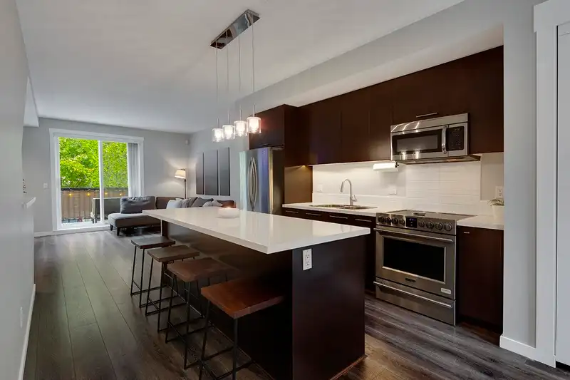 33 18983 72A AVENUE - photo 4 of 37