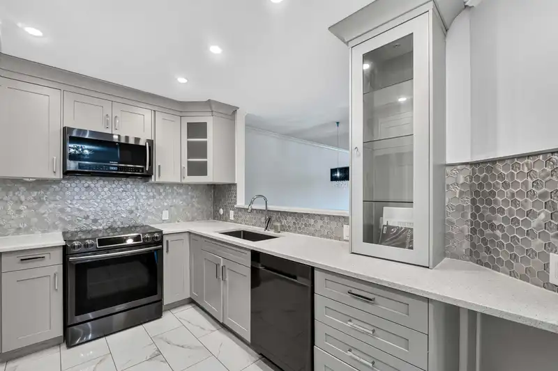 404 13680 84 AVENUE - photo 3 of 37
