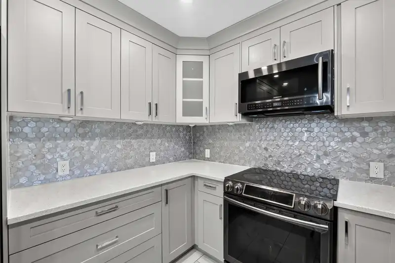 404 13680 84 AVENUE - photo 4 of 37