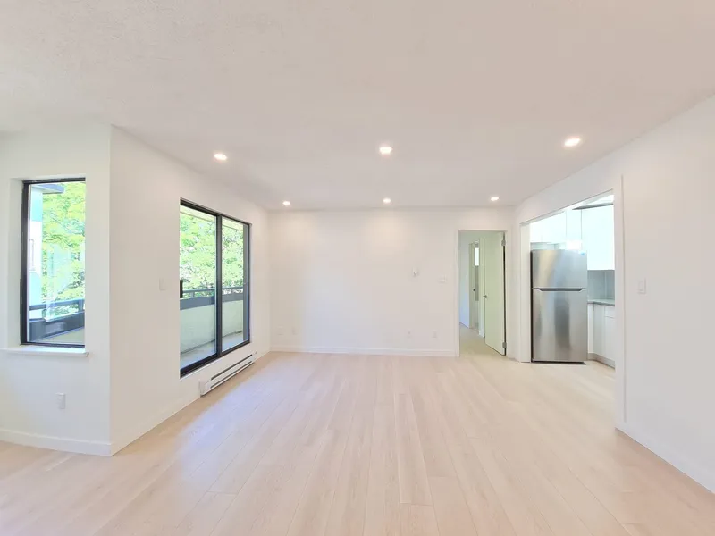 301 8645 OSLER STREET - photo 3 of 12