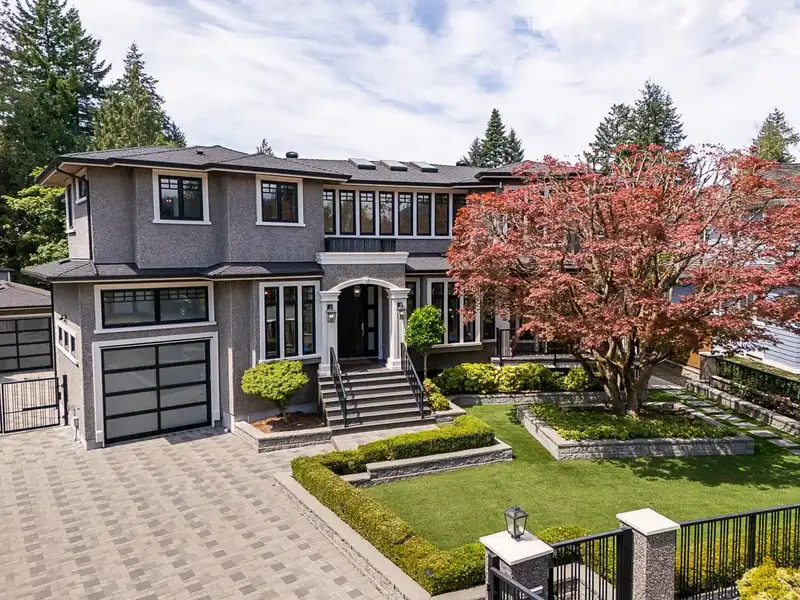 7652 KERRYWOOD CRESCENT - photo 1 of 40