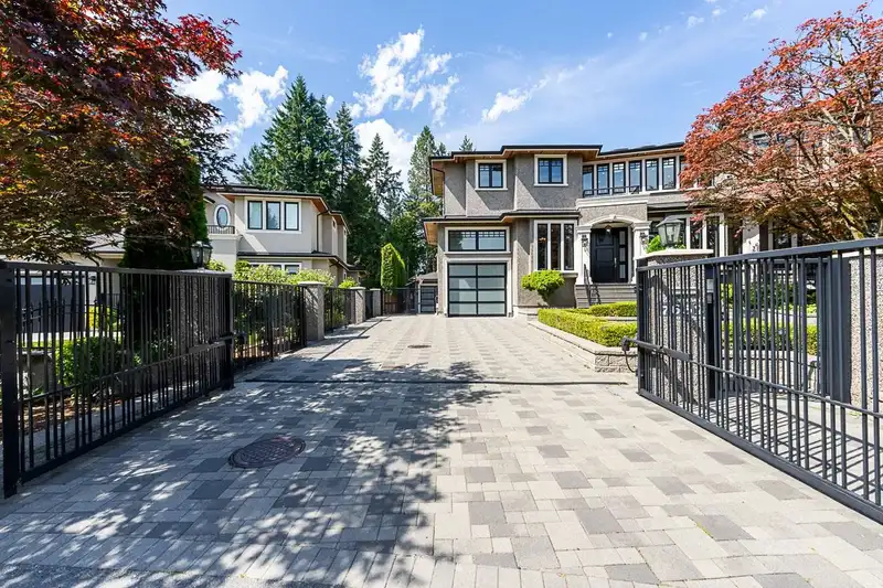 7652 KERRYWOOD CRESCENT - photo 4 of 40